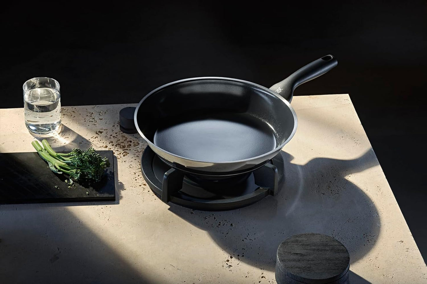 WMF Ceradur Profi Bratpfanne Induktion 28 cm, Keramikpfanne, Cromargan Edelstahl beschichtet, Keramikbeschichtung, Kunststoffgriff